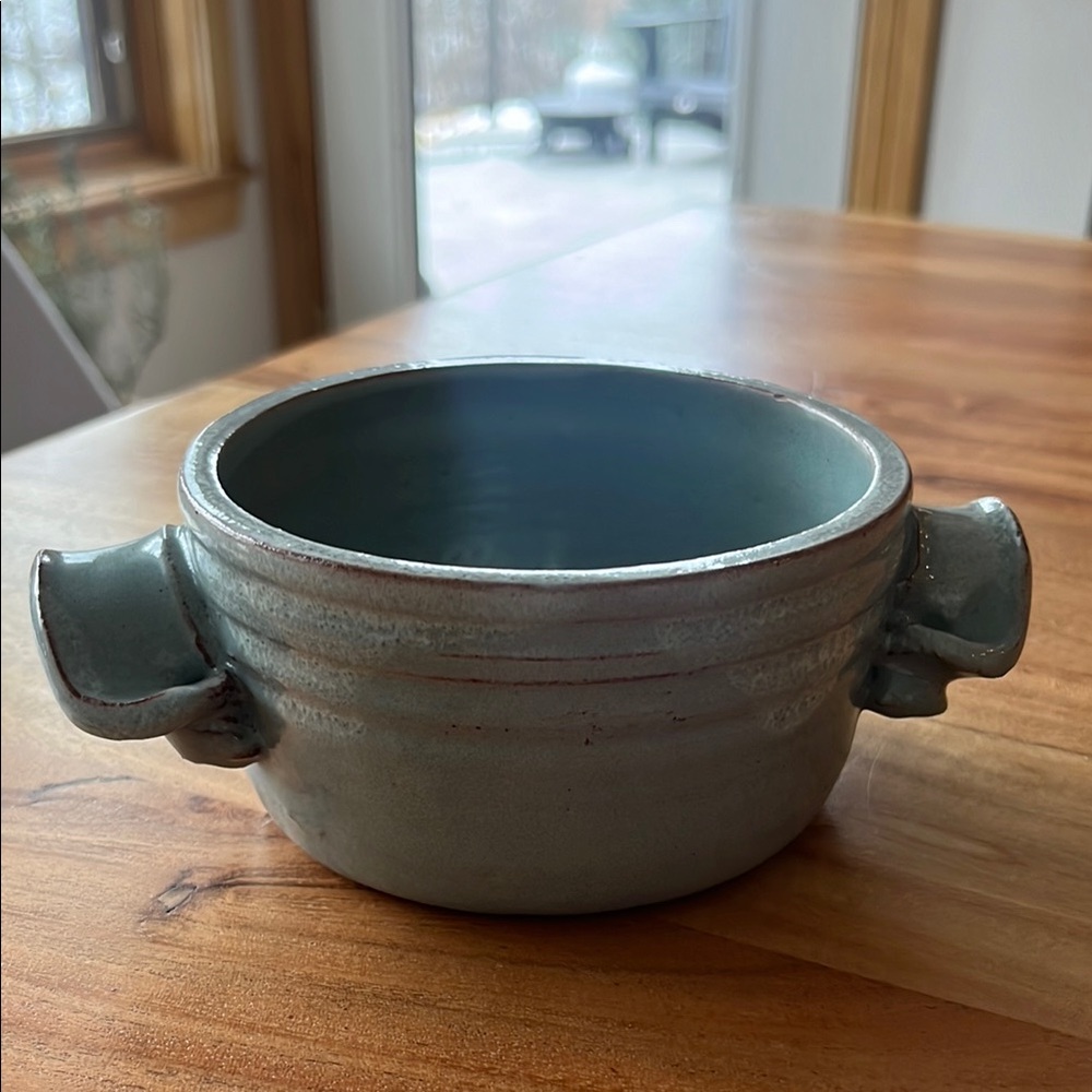 Pinecroft Vintage handmade Pottery Stoneware Bowl with curved handles from 1953